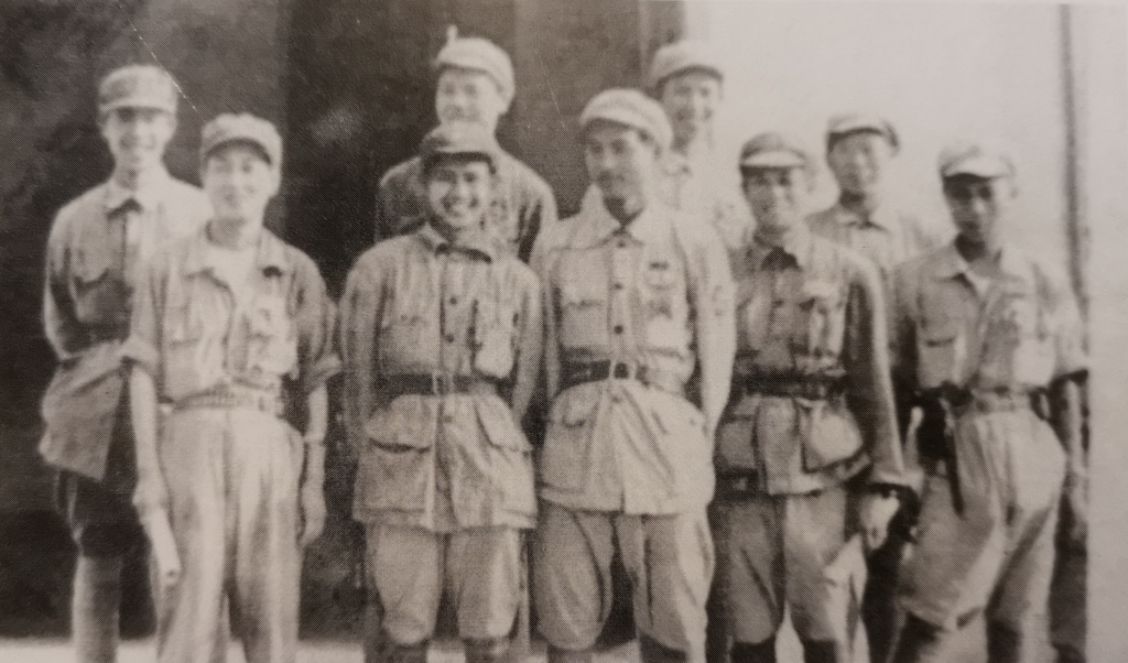 1.1949年10月，番禺独立团部分战友在“群园“合照，前排左三为杨孟同志。.png