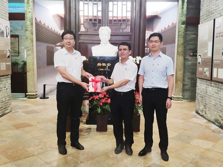 2021年7月16日市保密局杨家祠赠书活动3（《羊城密事》）.jpg