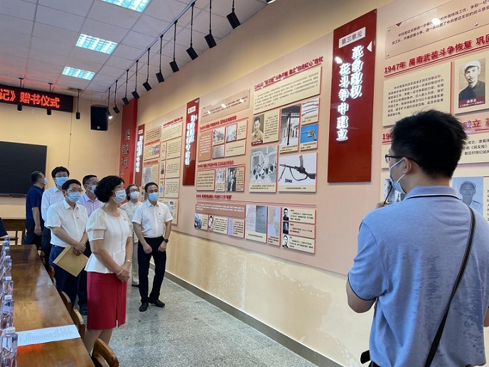 市委保密办一行参观塱边村革命斗争史实展览。.jpg