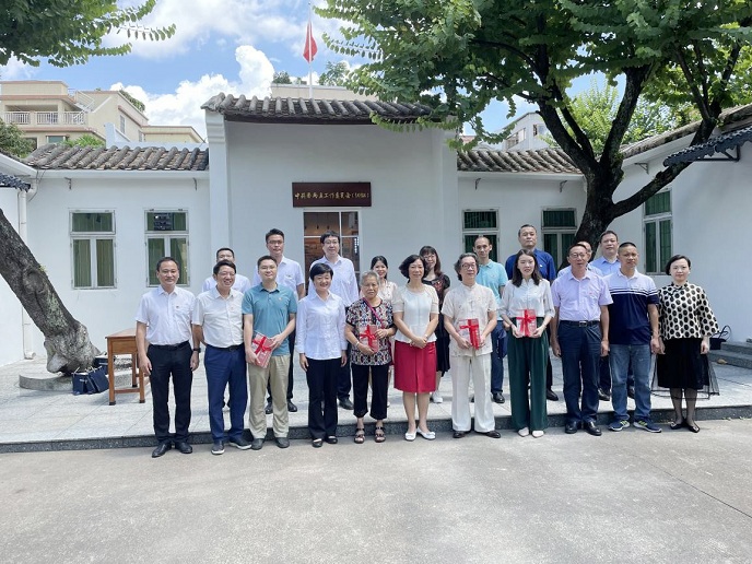 与会人员在中共番禺县工作委员会旧址前合影留念。.jpg