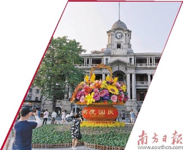 广州粤海关旧址门前珠江边的小型花篮装饰为国庆节增添了喜庆氛围，吸引了市民游客驻足打卡。南方日报记者 张冠军 摄