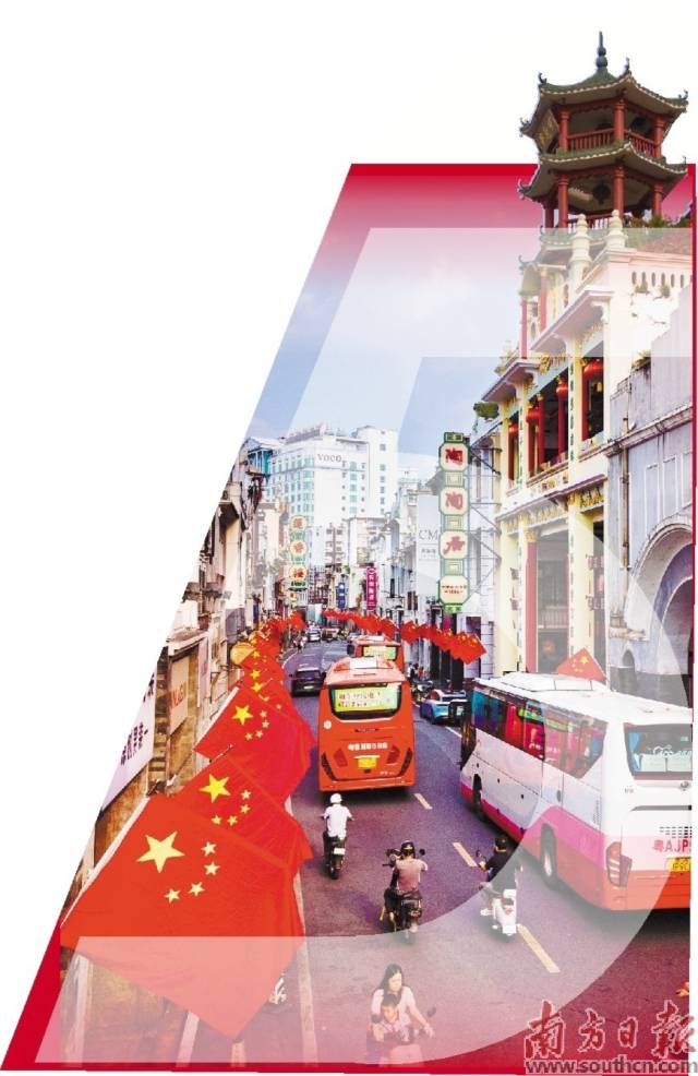 国庆期间，广州恩宁路历史文化街区一面面国旗挂满街头，浓浓的节日氛围，成为市民游客心动的打卡地。南方日报记者 张冠军 摄